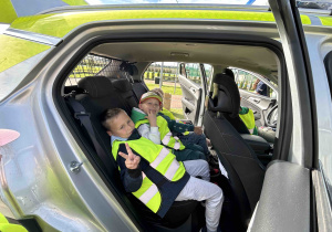 Dzieci oglądają auto.