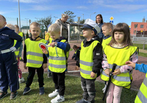 Oglądamy atrybuty policyjne.
