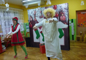 Grajka Mikołaja uczy nas tańca Merry Christmas.