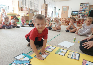 Kropelki komponują swój kodeks grupowy.