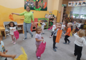 12. Dzieci tańczą z kolorowymi chustkami.