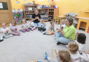 15. Dzieci grają na instrumentach.