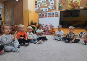 16. Dzieci grają na instrumentach.