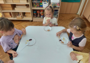 Degustacja jesiennych przetworów w grupie 4-latków.
