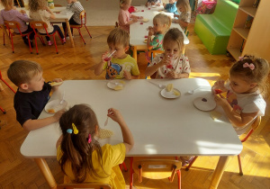 Chłopiec i dziewczynka próbują kompot z wiśni.