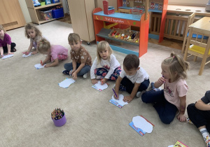 Dzieci projektują swoją wyspę Radości.
