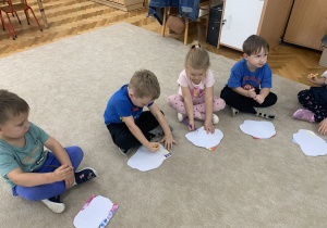 Dzieci rysują - pobudzenie wyobraźni.