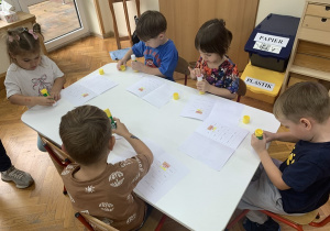 Czterolatki podczas naklejania.