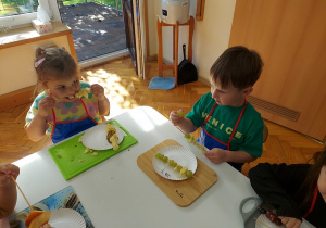 Degustacja owocowej przekąski.