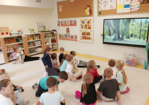 Dzieci oglądają film edukacyjny.
