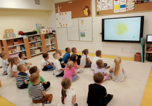 Dzieci oglądają filmik edukacyjny.