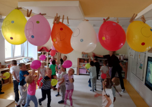 Dzieci bawią się balonami.