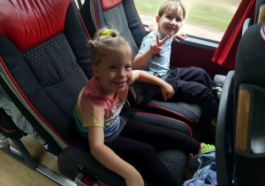 Przedszkolaki siedzą w autobusie.