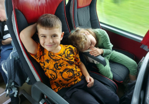 Zmęczone ale radosne przedszkolaki wracają do przedszkola.