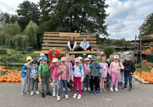 Dzieci pozują do wspólnego zdjęcia z paniami.