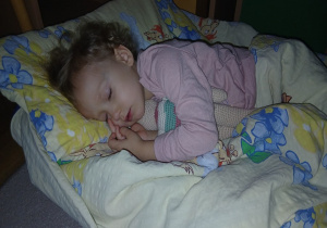 11. Dziewczynka śpi na leżaku.