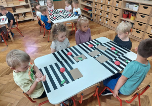Czterolatki doskonalą pracę rąk - zabawy z masą solną.
