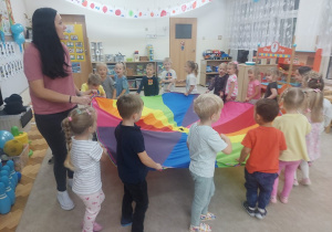 Zabawy z balonami i chustą.