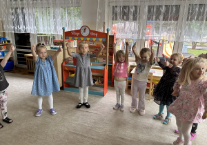 Przedszkolaki w zabawie muzycznej.