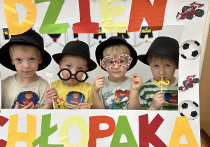 Zdjęcie chłopców z obchodów Dnia Chłopaka.