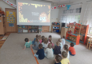 Kropelki ogladają opowiadanie dotyczące złości.