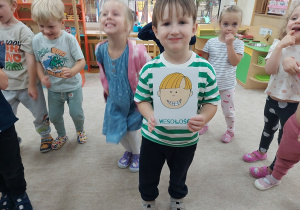 Chłopiec z ilustracją.