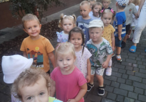 Dzieci idą na spacer