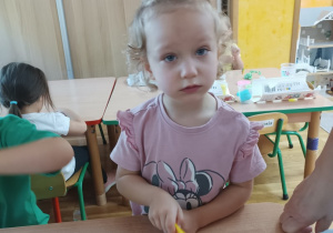 Dziewczynka bawi się ciastoliną