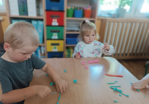 Dzieci bawią się ciastoliną