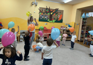 22. Dzieci podrzucają balony.