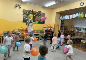 23. Dzieci tańczą z balonami.