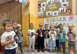 27. Zdjęcie chłopców z prezentami.