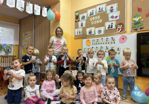 28. Pamiątkowe zdjęcie wszystkich dzieci z prezentami.