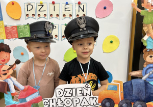 29. Chłopcy w czapkach pozują do zdjęcia.