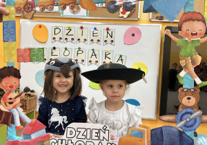 32. Dziewczynki w nakryciach głowy pozują do zdjęcia.