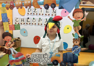 34. Chłopiec w czapce koguta.