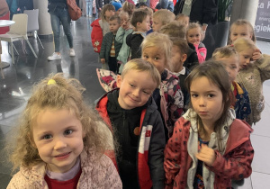 Przedszkolaki ustawione w pary oczekują na wejście na spektakl.