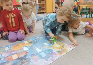 Chłopiec smaruje klejem ilustracje