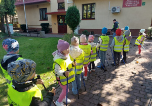Przedszkolaki uważnie obserwują instruktora.
