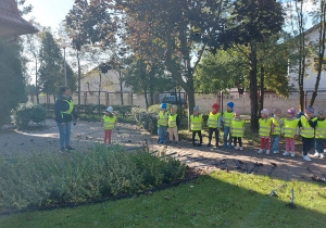 Dzieci ustawione w szeregu słuchają pani instruktor.