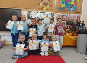 Zdjęcie chłopców z medalami i dyplomami.
