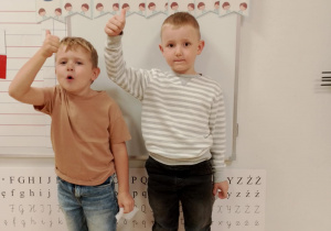 Chłopcy pozują do zdjęcia.