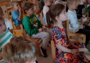 Dzieci z zaciekawieniem oglądają film.
