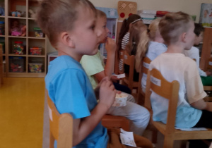 Dzieci siedzą w kinie.