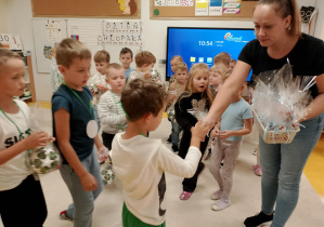 Pani wręcza chłopcom upominki.
