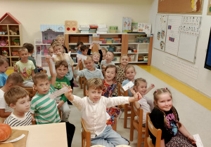 Dzieci siedzą w kinie.