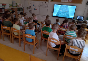 Dzieci oglądają film.