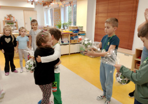 Dziewczynka przytula kolegę.