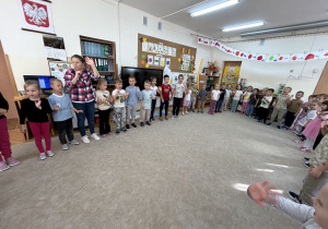 Dzieci stoją w kole.