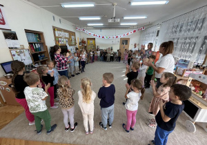 Przedszkolaki klaszczą